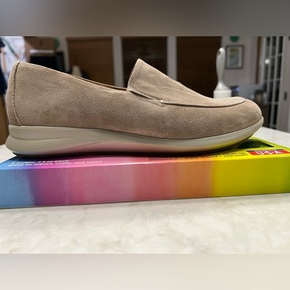 Samuel Hubbard women’s tan suede loafers, 8.5M, never worn. - Picture 11 of 13